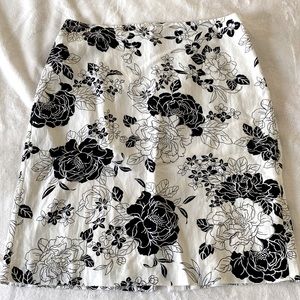 LOFT pencil skirt - black and white floral
